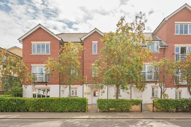London, NW10, photo 1