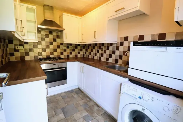 Photo 2 — Sandown Court, Bletchley, Milton Keynes, Buckinghamshire, MK3 5LZ