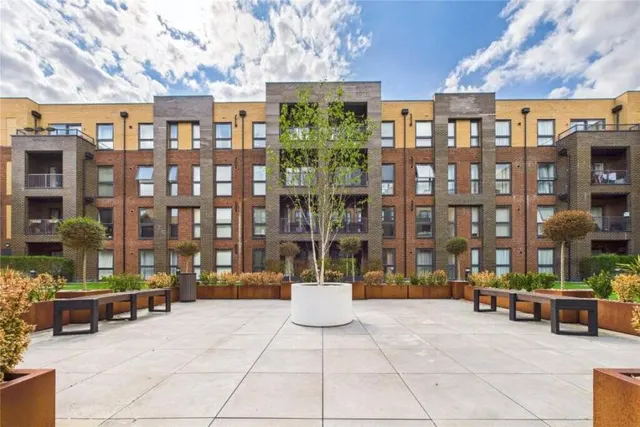 Moorfield Place, Farnborough, GU14, photo 1