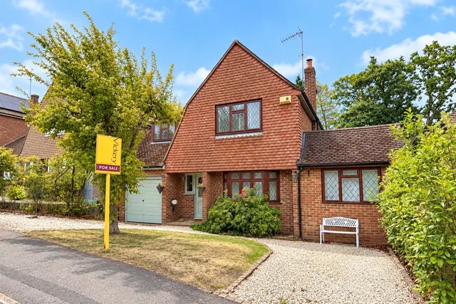 Ridgeway Close, Lightwater, Surrey, GU18 5XX, photo 1