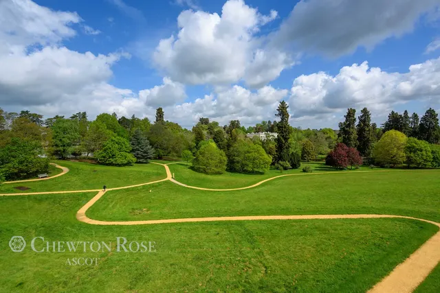 Larch Court, Sunningdale, photo 2