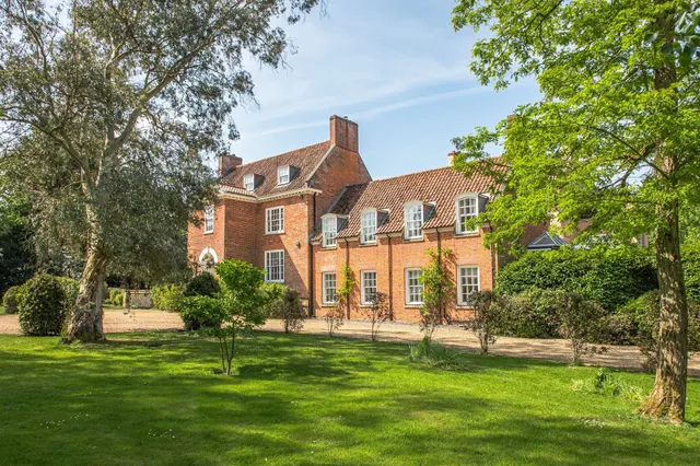 Distinguished Georgian Home in a Subs, photo 1