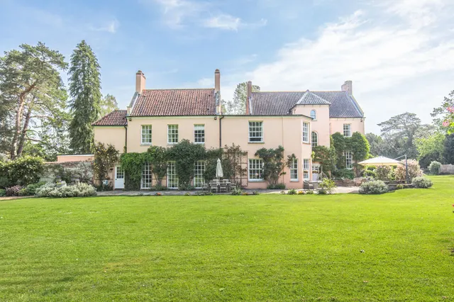 Distinguished Georgian Home in a Subs, photo 2