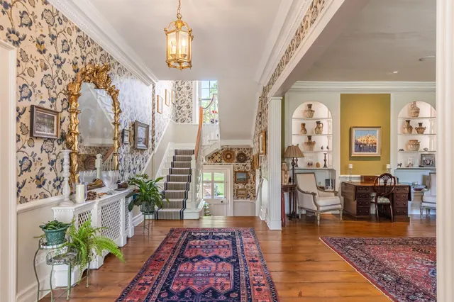 Distinguished Georgian Home in a Subs, photo 3
