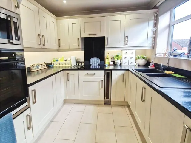 Everard Close, Worsley, M28, photo 3