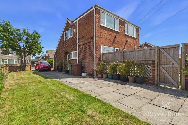 Lingwell Gate Crescent, Wakefield, West Yorkshire, WF1, photo 1