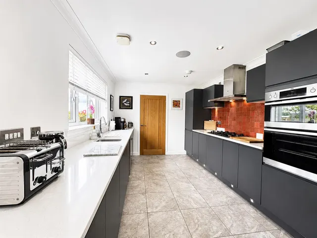 Photo 3 — Pailis Crescent, Bothwell, Glasgow, G71 8FP