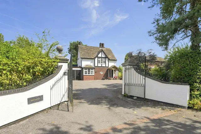 Butley Lanes, Prestbury, photo 1
