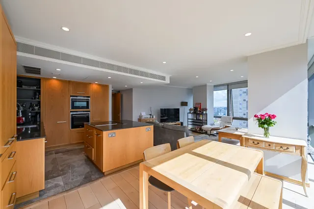 Photo 3 — 3006 West India Quay, 26 Hertsmere Road, London