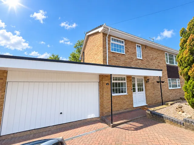 4 bedroom property, Balmoral Avenue, Banbury, OX16