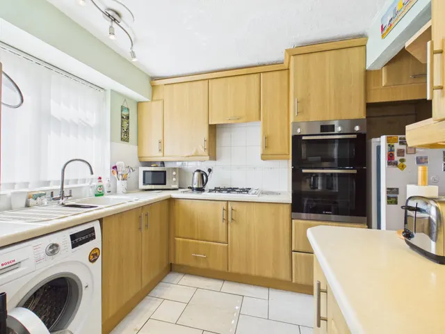 Photo 2 — Wellington Crescent, Baughurst, RG26