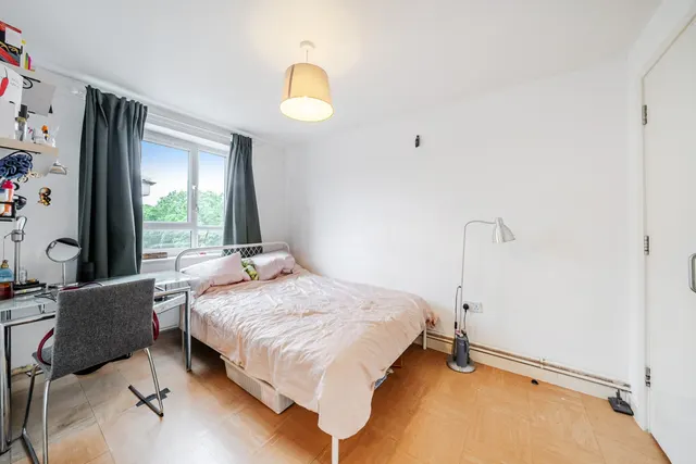 Photo 2 — Carisbrooke Gardens, SE15