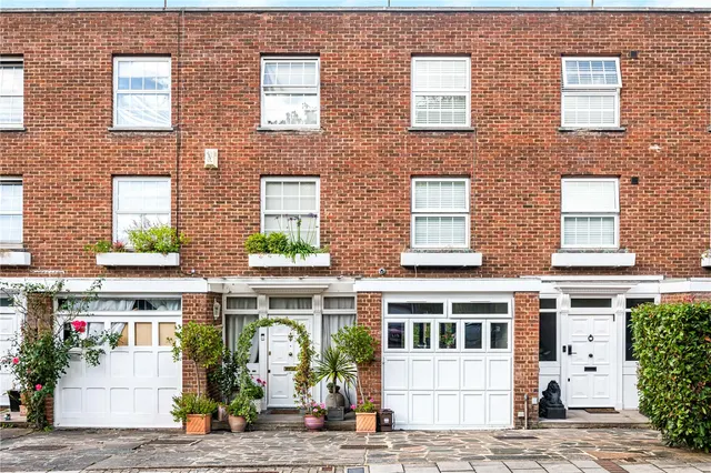 Baxendale, London, N20, photo 1