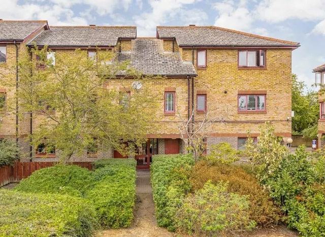 2 bedroom flat — Timber Pond Road, London, SE16