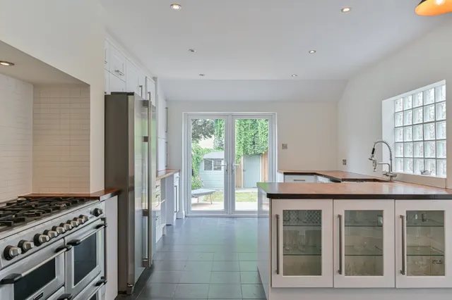 Photo 3 — 30 Temple Road, Croydon