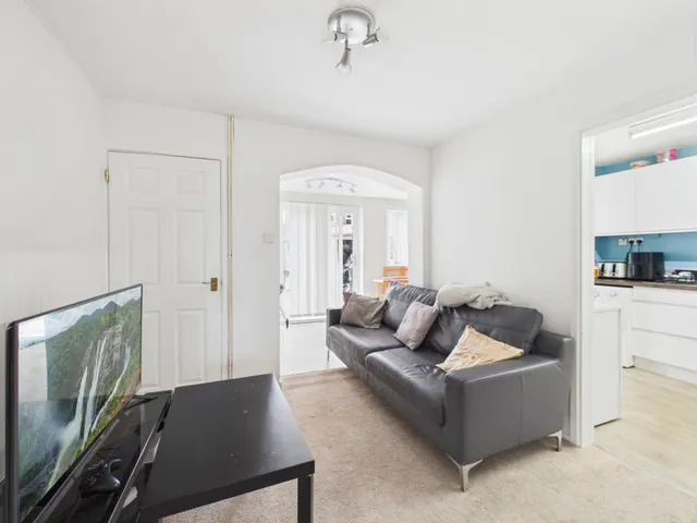 Photo 2 — Byron Close, Popley, Basingstoke, RG24