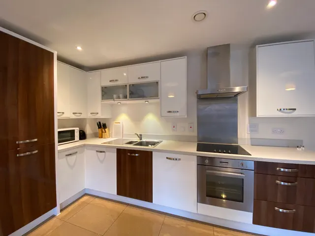 Kestrel Road, GU14, photo 3