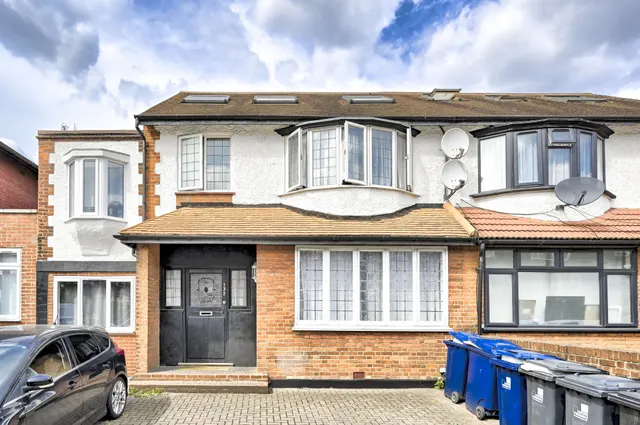 Flat 10, 132 Gunnersbury Lane, London
