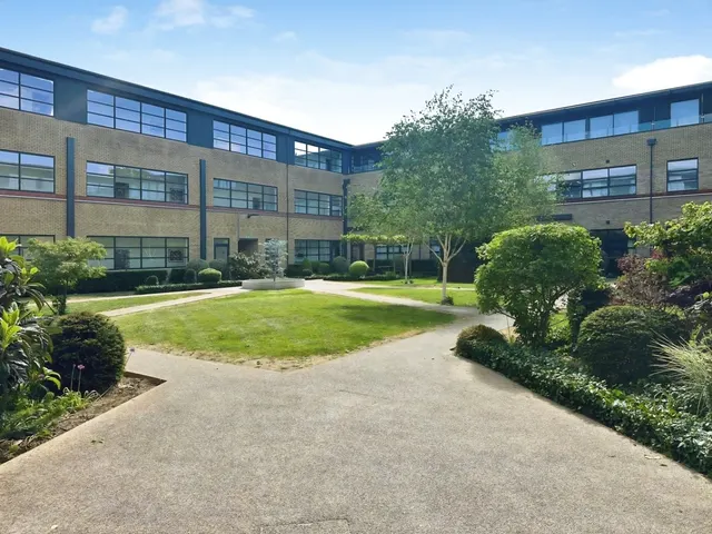 Heron Drive, Slough, photo 1