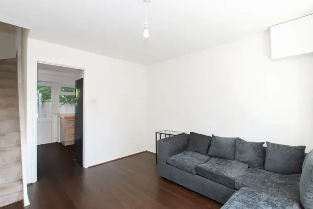 Photo 3 — Pheasant Close, Tring, Hertfordshire, HP23 5EQ