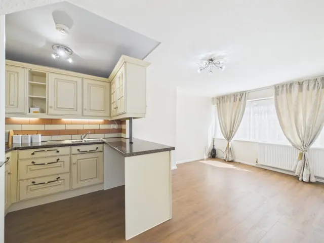 Clittaford Road, Southway, PL6, photo 2