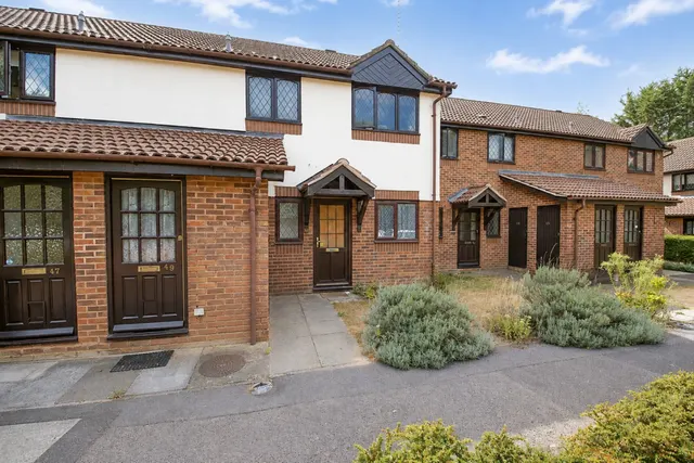 Birchwood Drive, Lightwater, GU18, photo 1