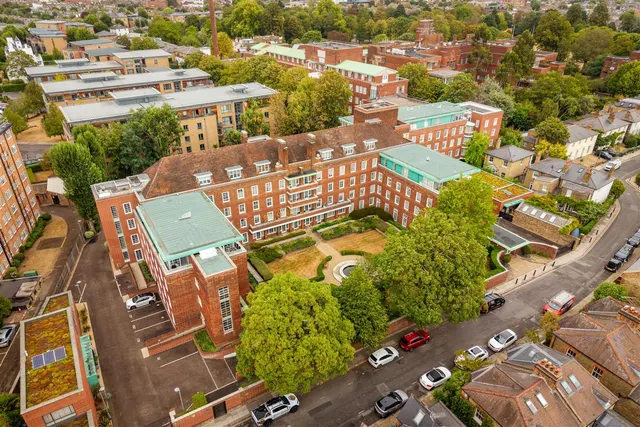 Ravenscourt Gardens, London, W6, photo 1