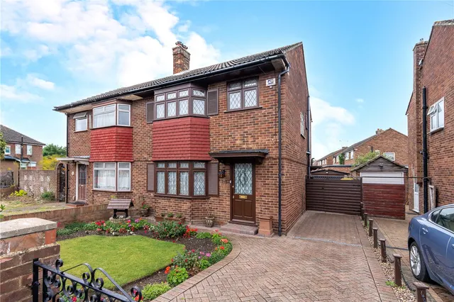 Conway Road, Hanworth, TW13 6TE, photo 1