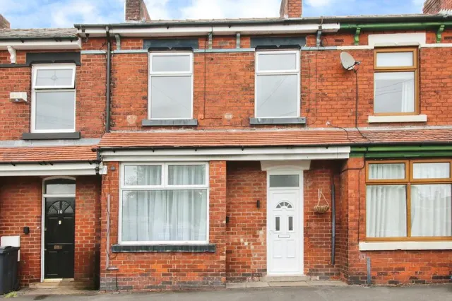 Westgate, Leyland, PR25, photo 1