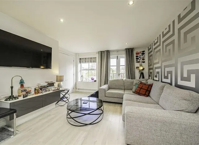 North Place, Teddington, TW11, photo 2