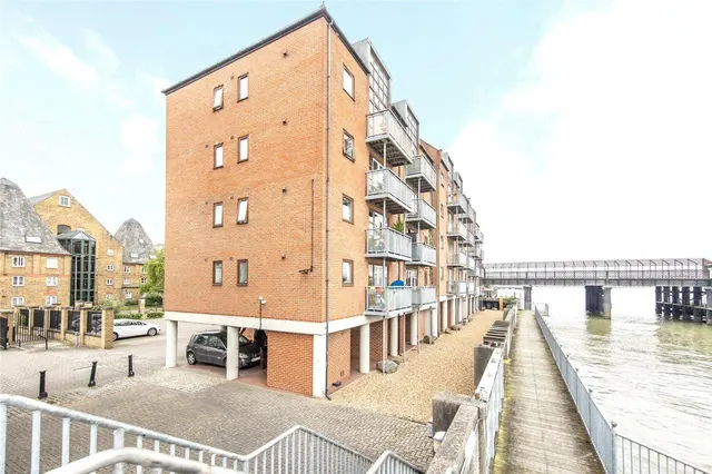 2 bedroom 2 bedroom property, West Street, Gravesend, DA11