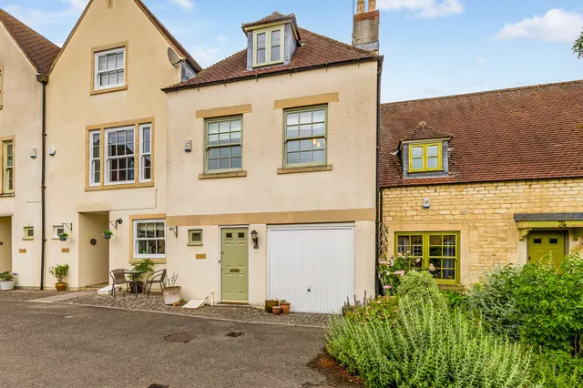 Bingham Close, Cirencester, GL7, photo 1