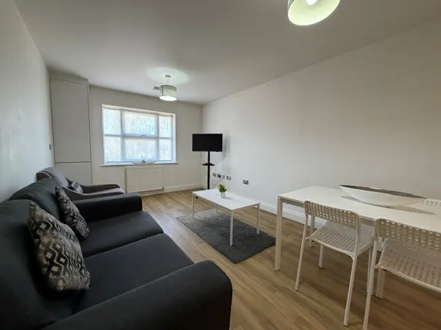 Photo 2 — Kensington Court, Luton, Beds