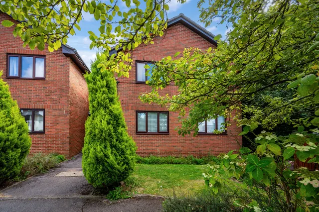 12 Regent Court, Belvedere Close, Guildford, photo 1