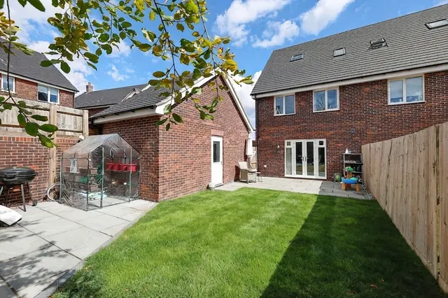 Foxglove Drive, Crawley, RH10, photo 1