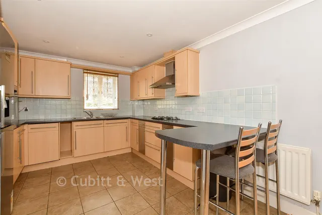 Lumley Road, Horley, RH6, photo 3