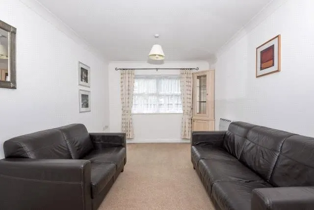 International Way, Sunbury-On-Thames, TW16, photo 2