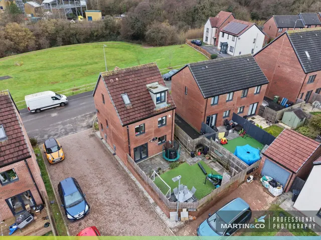 Photo 3 — Mortimer Avenue, St Edeyrns