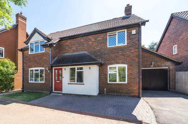 Maple Leaf Drive, Sidcup, DA15 8WG, photo 1