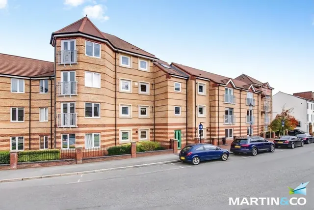 Carpathian Court, Chamberlain Court, B18, photo 1