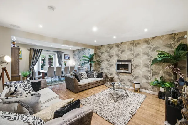 Barnhill Road, Prestwich, M25, photo 2
