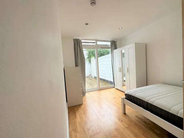 Hornsey Road, London, N19, photo 2