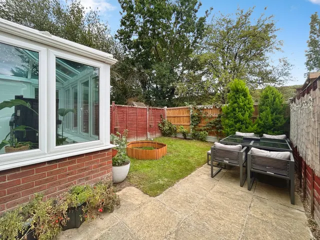 Pexalls Close, Hook, RG27, photo 3