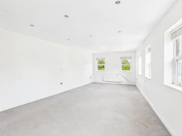 Upper Sunbury Road, Hampton, TW12, photo 2