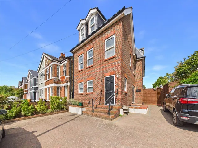 Upper Sunbury Road, Hampton, TW12, photo 1