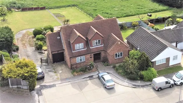 Highcliff Crescent, Rochford, Essex, SS4 3HN, photo 1