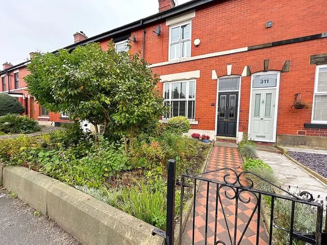 Holcombe Road, Greenmount, BL8, photo 1