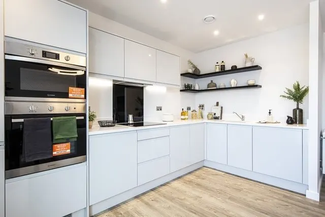 High Street, Brentford, TW8, photo 2