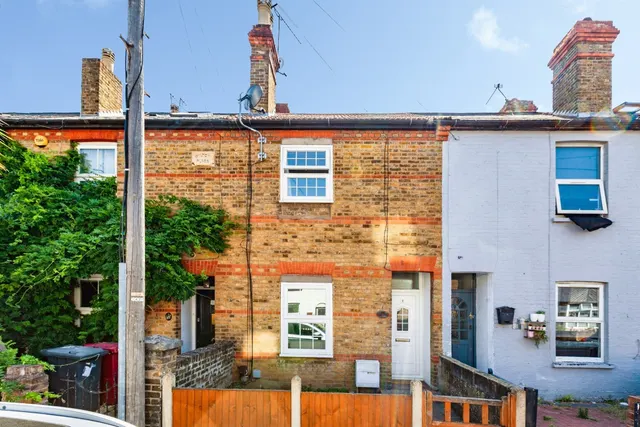 The Crescent, Slough, photo 1
