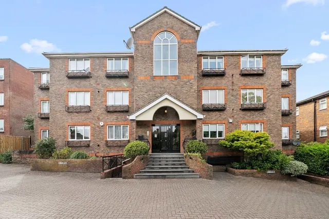 50 Oatlands Drive, Weybridge KT13 9DF, photo 1
